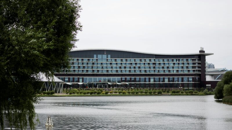 Jakie są fajne miejsca nad jeziorem w Polsce? Dolina Charlotty Resort & SPA – magiczny pokój nad jeziorem