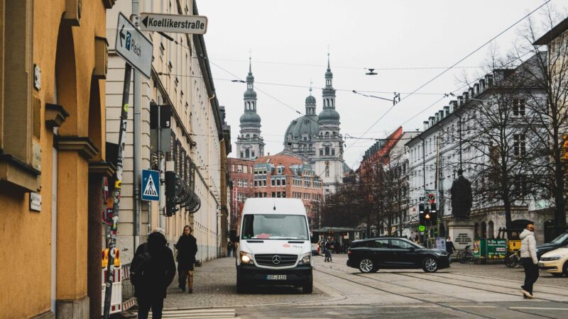 Busy z Niemiec do Polski – Jak działa przewóz z adresu pod adres i dlaczego to wygodniejsze niż pociąg?