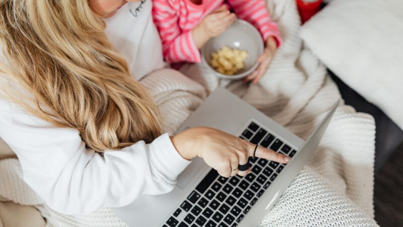 Dziecko w internecie – Jak ustawić kontrolę rodzicielską, rozmawiać z dzieckiem i kiedy dać mu smartfona?