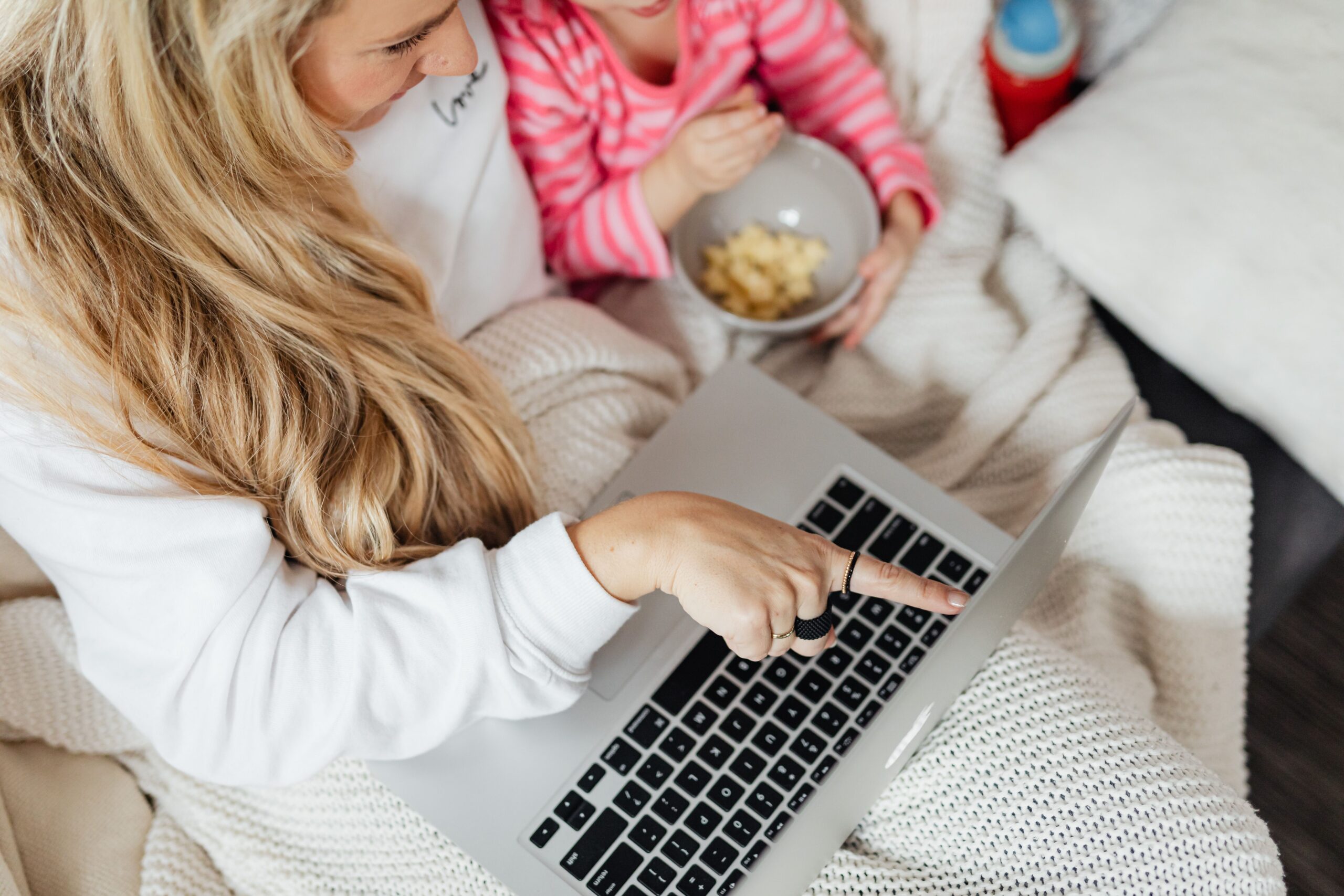 Dziecko w internecie – Jak ustawić kontrolę rodzicielską, rozmawiać z dzieckiem i kiedy dać mu smartfona?