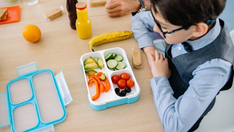 Jak spakować zdrowe lunchboxy dla dzieci, żeby posiłki były zarówno atrakcyjne, jak i smakowite?