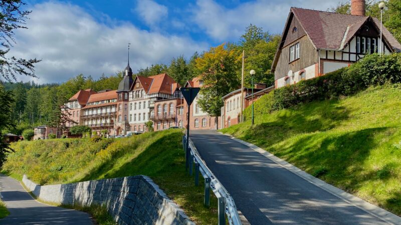 Rodzinna przygoda w skalnych labiryntach – Wycieczki ze Szklarskiej Poręby do miasta wykutego przez naturę